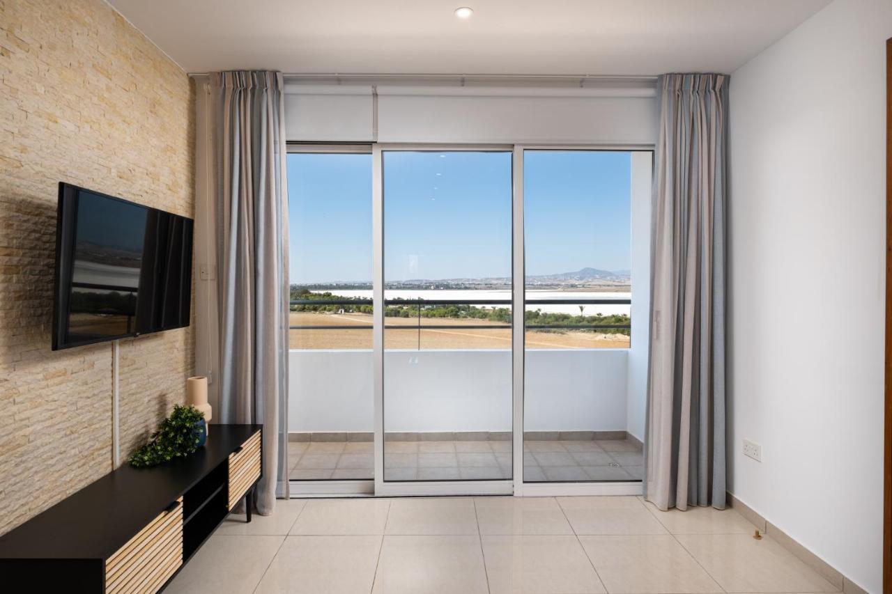 The Saline Views Makenzy Apartman Lárnaka Kültér fotó