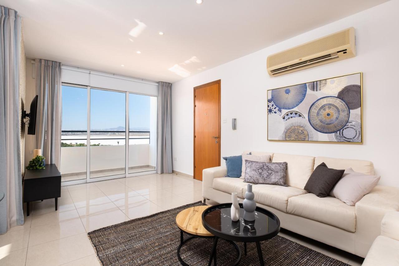The Saline Views Makenzy Apartman Lárnaka Kültér fotó