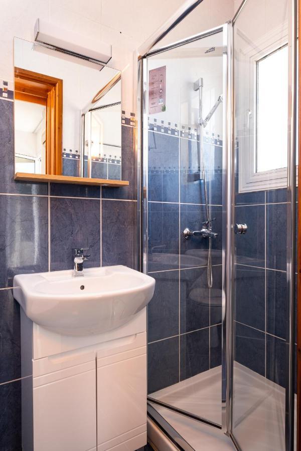 The Saline Views Makenzy Apartman Lárnaka Kültér fotó